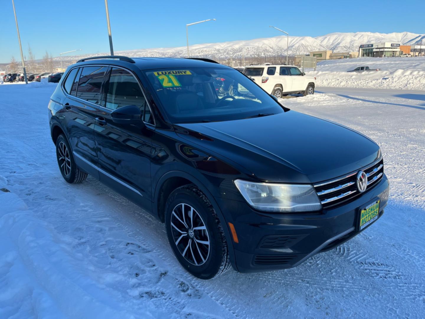 2021 Black /black leather Volkswagen Tiguan SE 4Motion AWD (3VV2B7AX1MM) with an 2.0L L4 DOHC 16V TURBO engine, 8A transmission, located at 1960 Industrial Drive, Wasilla, 99654, (907) 274-2277, 61.573475, -149.400146 - Photo#6